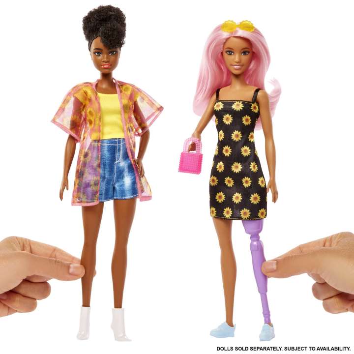 Load image into Gallery viewer, Barbie Fashion Pack 4 - 2 Outfits &amp; 2 Accessories
