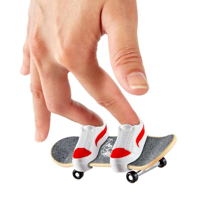 Load image into Gallery viewer, Hot Wheels Skate Tony Hawk Fingerboards &amp; Skate Shoes Multipack
